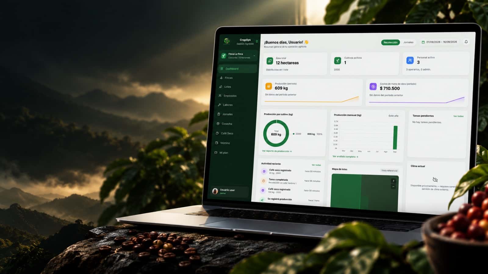 Captura del dashboard de CropSys en una laptop, en el campo de una finca cafetera